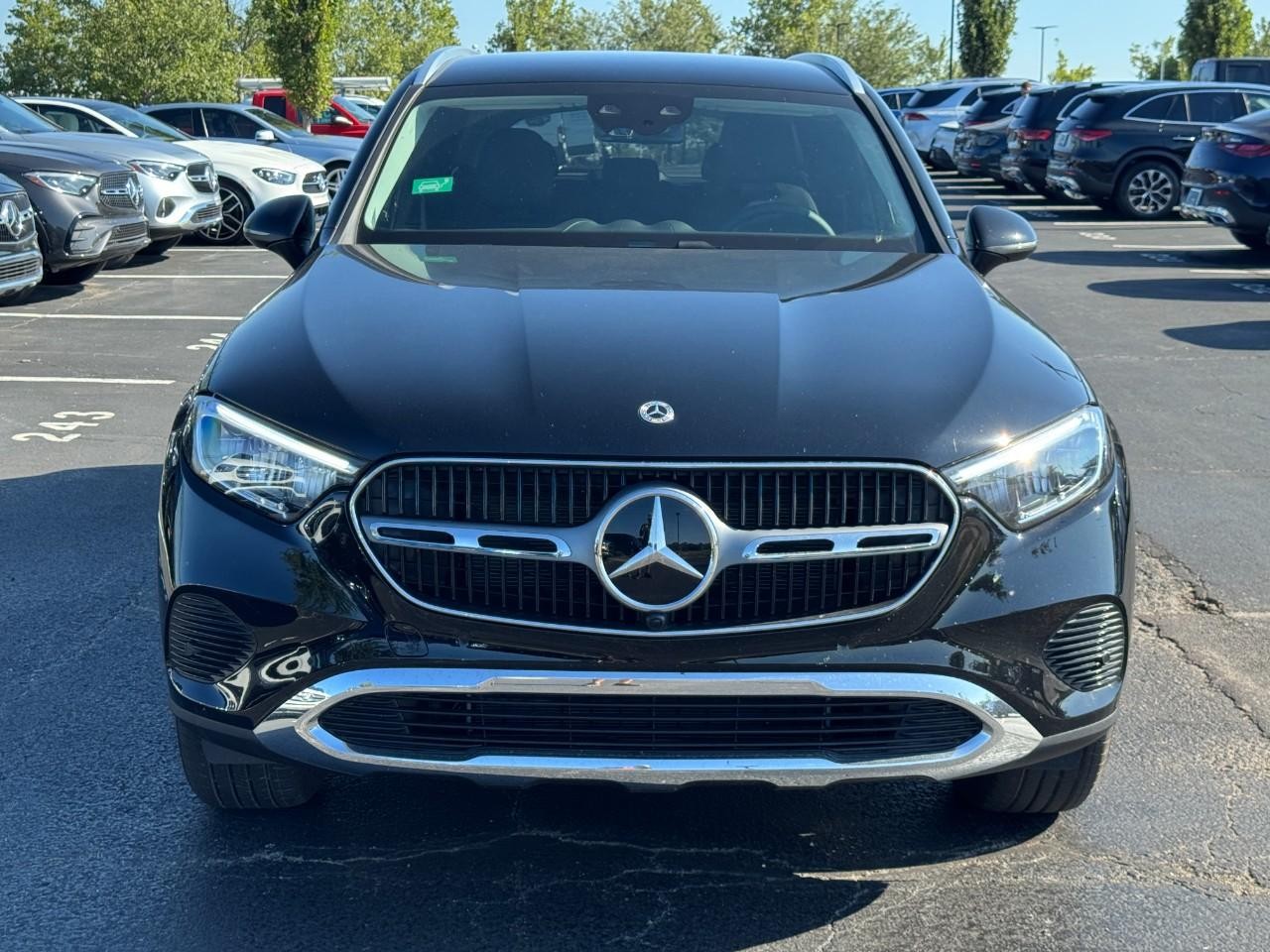 Mercedes-Benz GLC Vehicle Full-screen Gallery Image 8