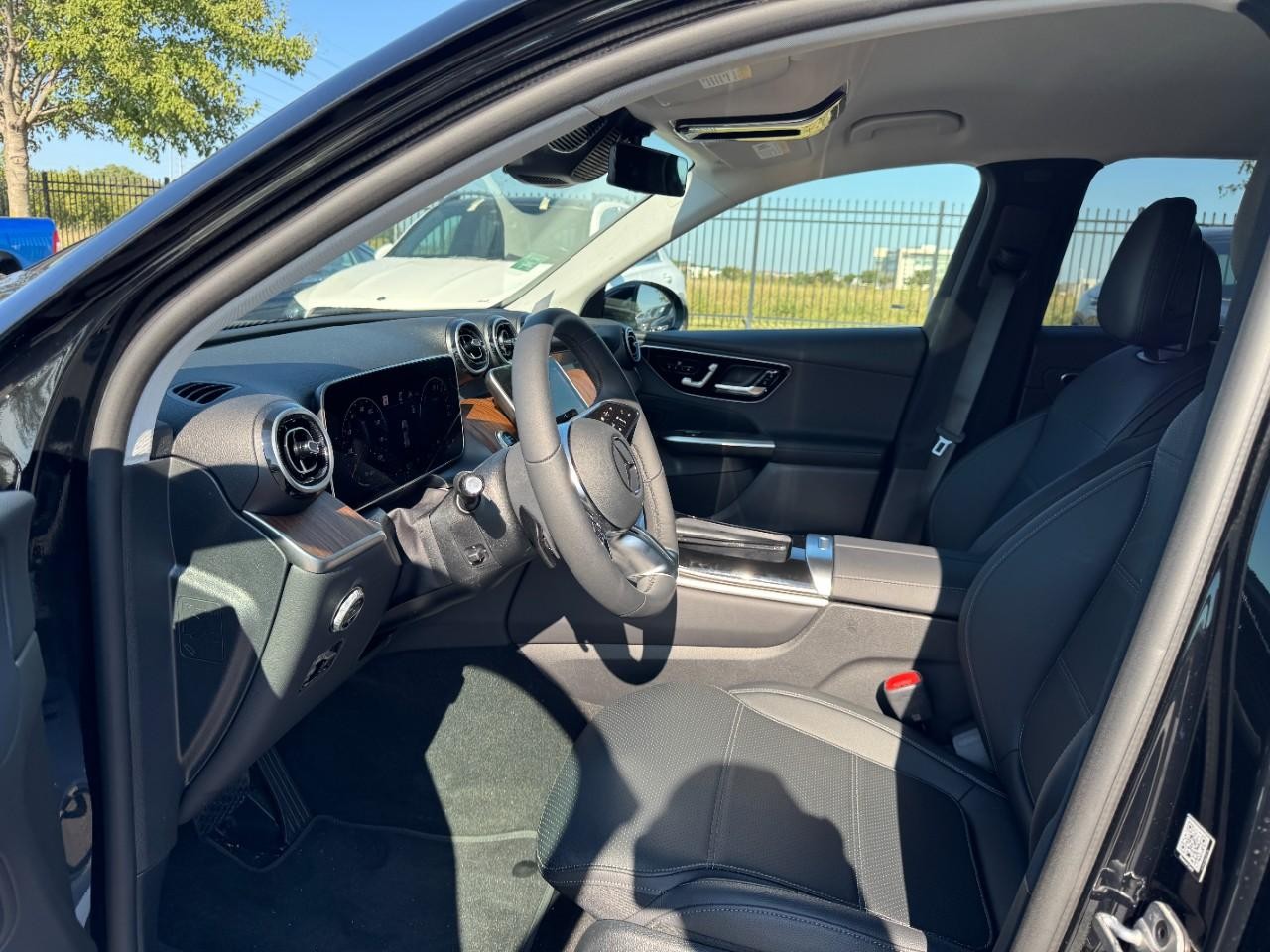 Mercedes-Benz GLC Vehicle Full-screen Gallery Image 9