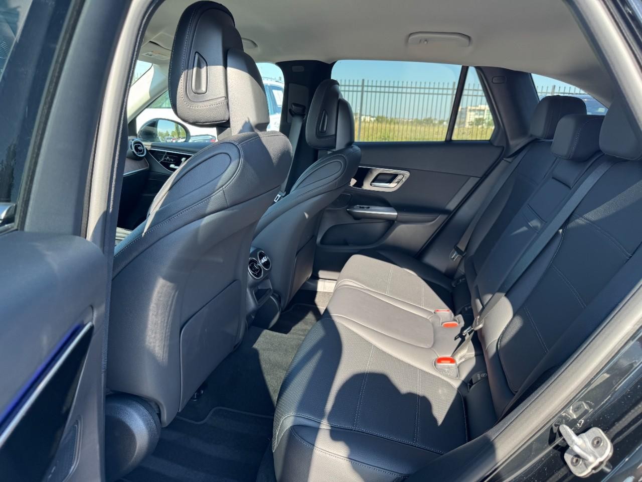 Mercedes-Benz GLC Vehicle Full-screen Gallery Image 10