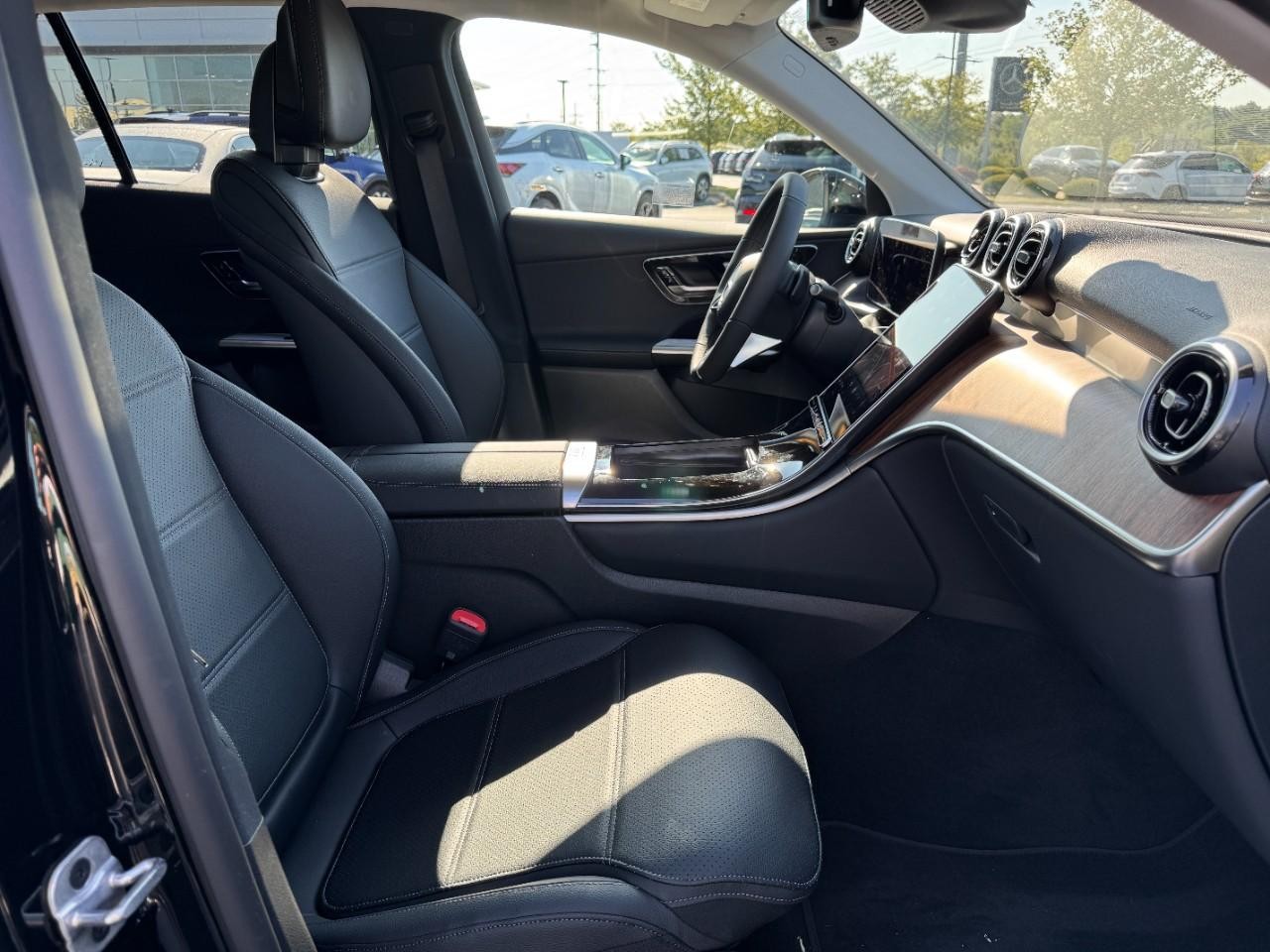 Mercedes-Benz GLC Vehicle Full-screen Gallery Image 11