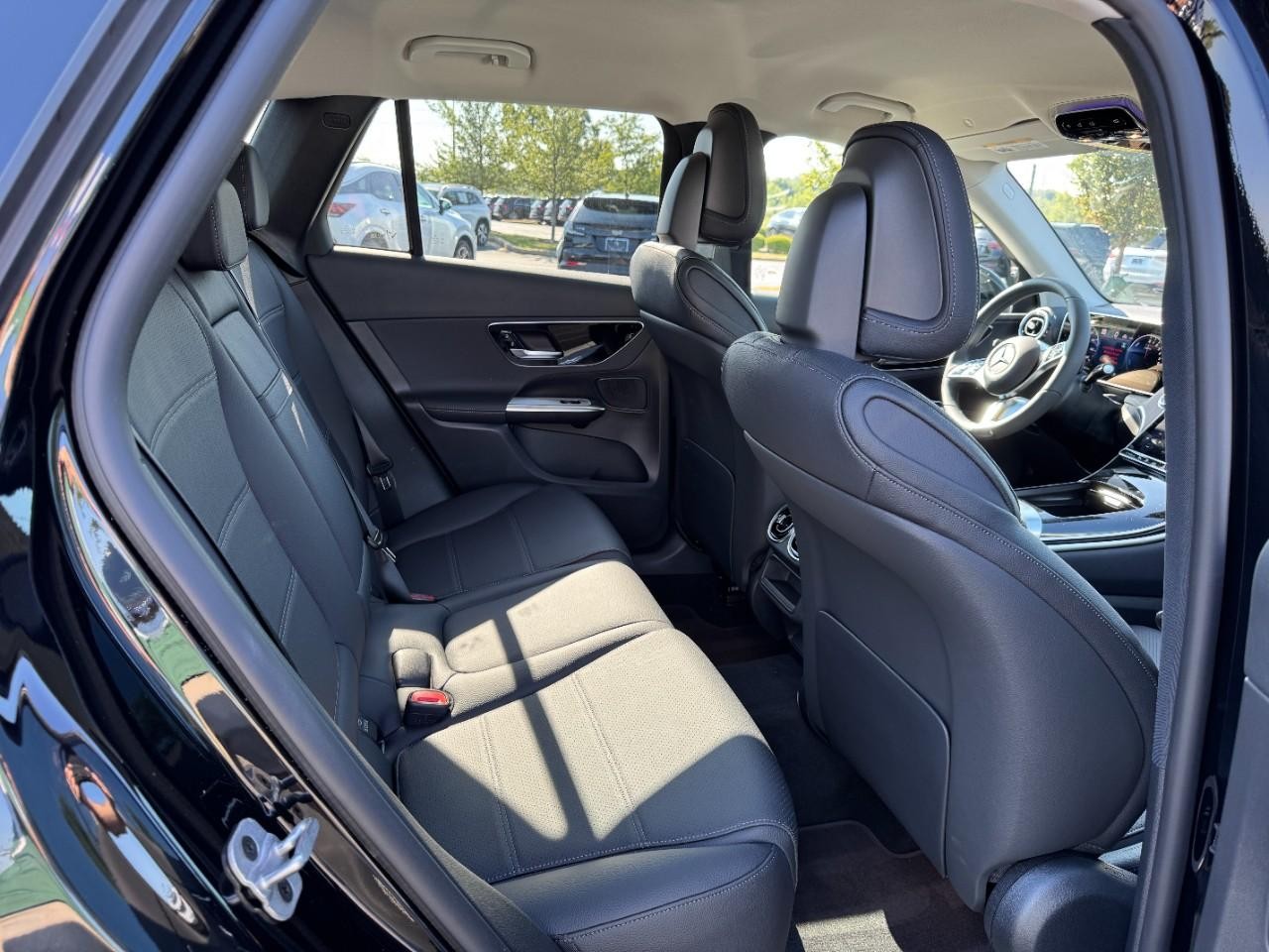 Mercedes-Benz GLC Vehicle Full-screen Gallery Image 12