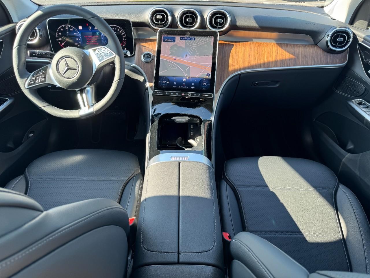 Mercedes-Benz GLC Vehicle Full-screen Gallery Image 13