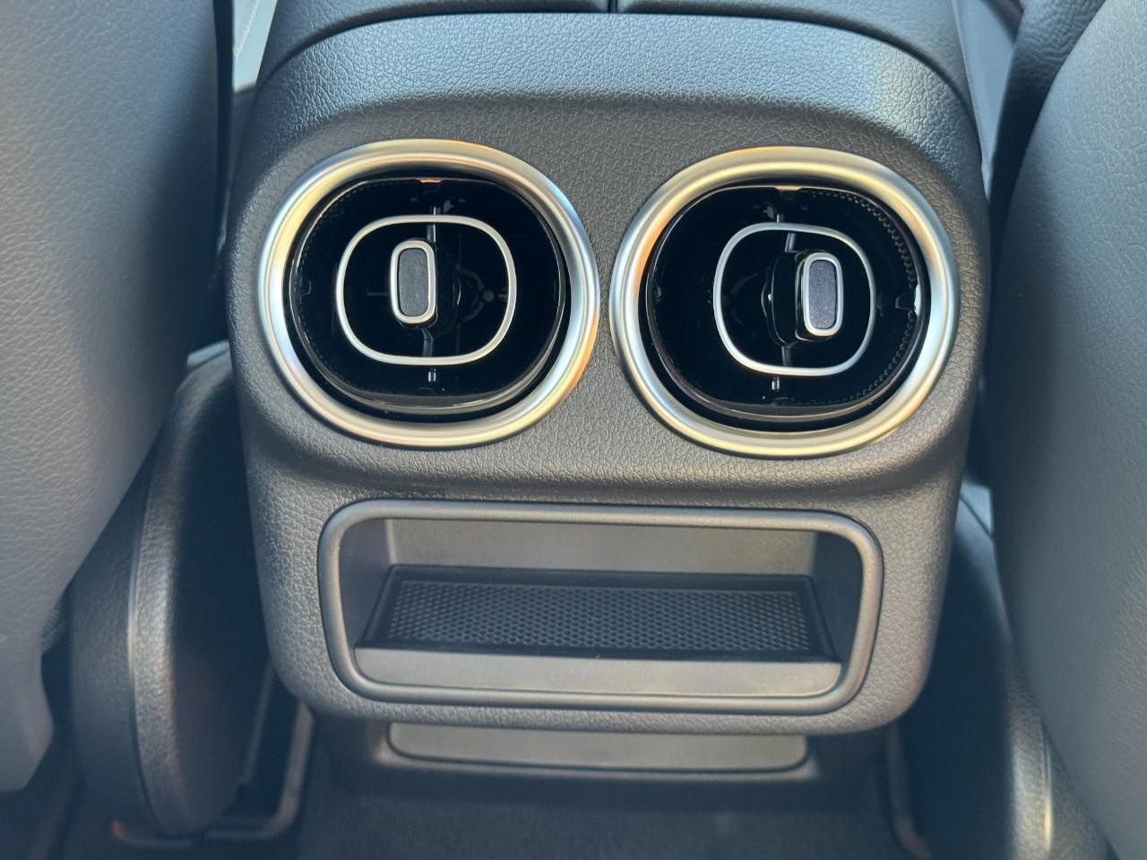 Mercedes-Benz GLC Vehicle Full-screen Gallery Image 18