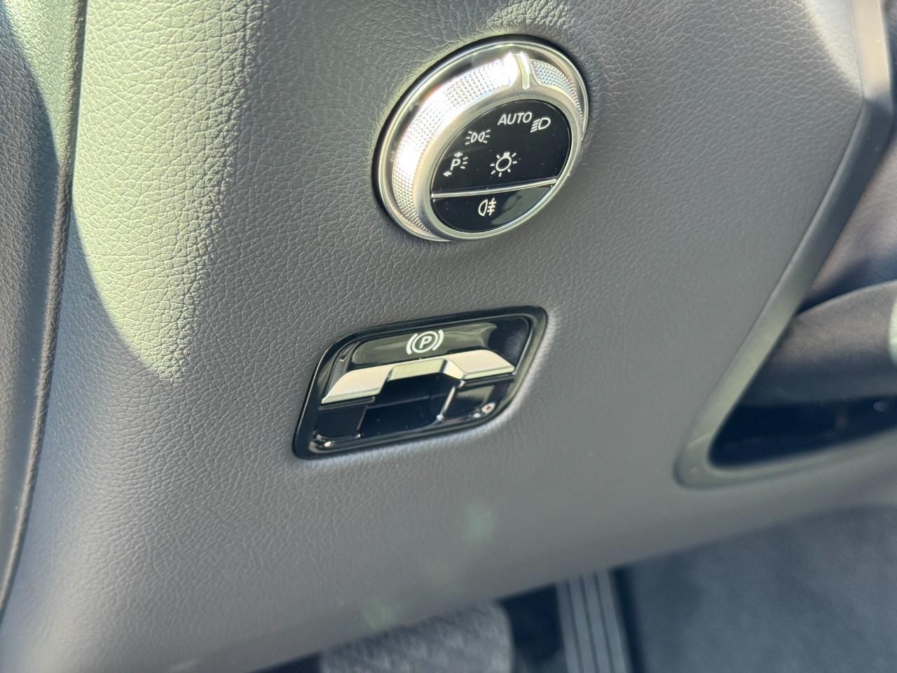 Mercedes-Benz GLC Vehicle Full-screen Gallery Image 19