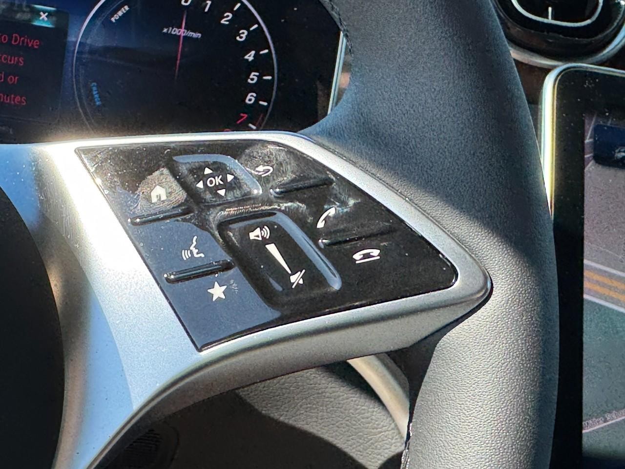 Mercedes-Benz GLC Vehicle Full-screen Gallery Image 21