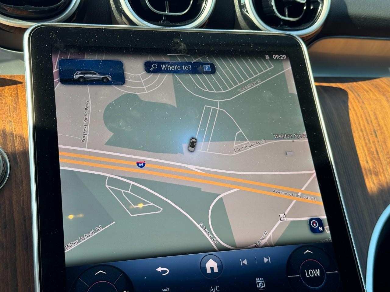 Mercedes-Benz GLC Vehicle Full-screen Gallery Image 23