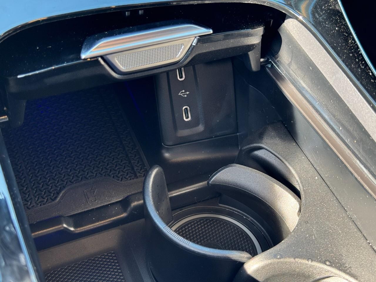 Mercedes-Benz GLC Vehicle Full-screen Gallery Image 25