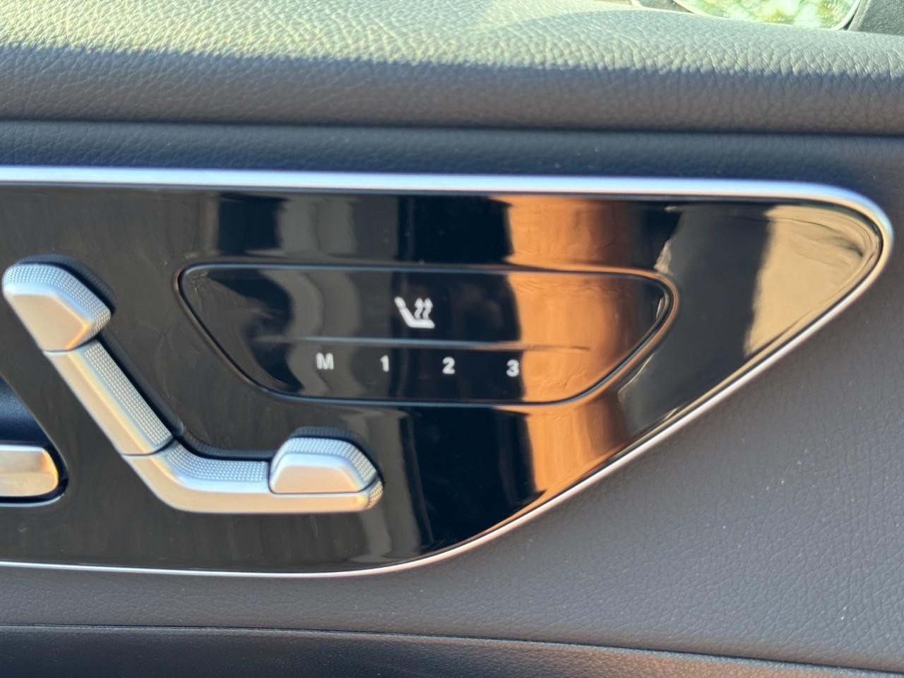 Mercedes-Benz GLC Vehicle Full-screen Gallery Image 26