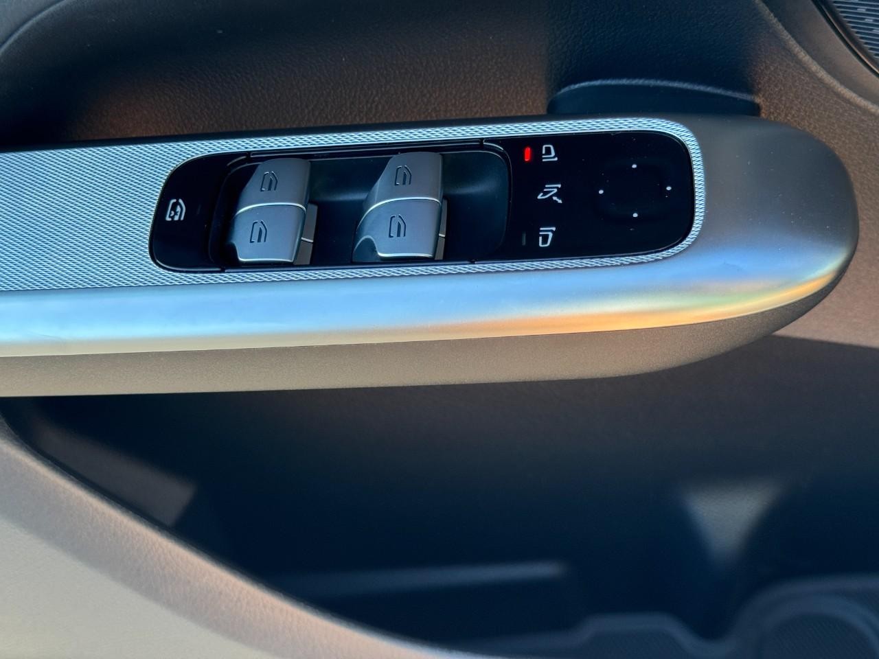 Mercedes-Benz GLC Vehicle Full-screen Gallery Image 27