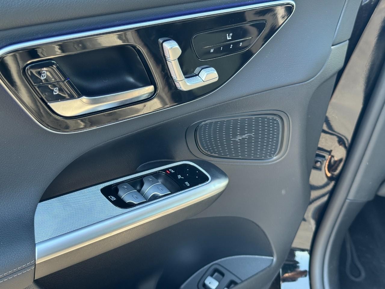 Mercedes-Benz GLC Vehicle Full-screen Gallery Image 28