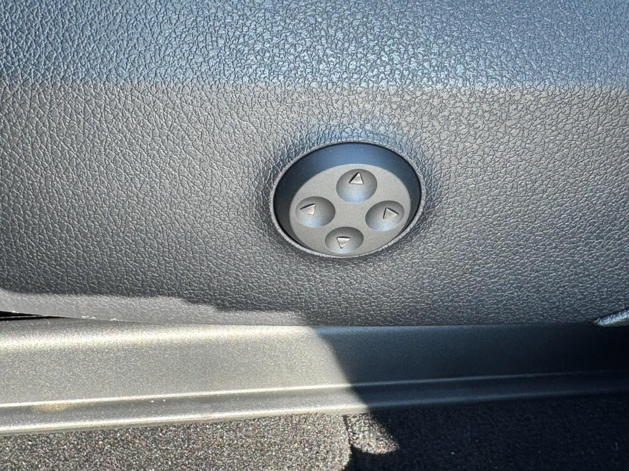 Mercedes-Benz GLC Vehicle Full-screen Gallery Image 29