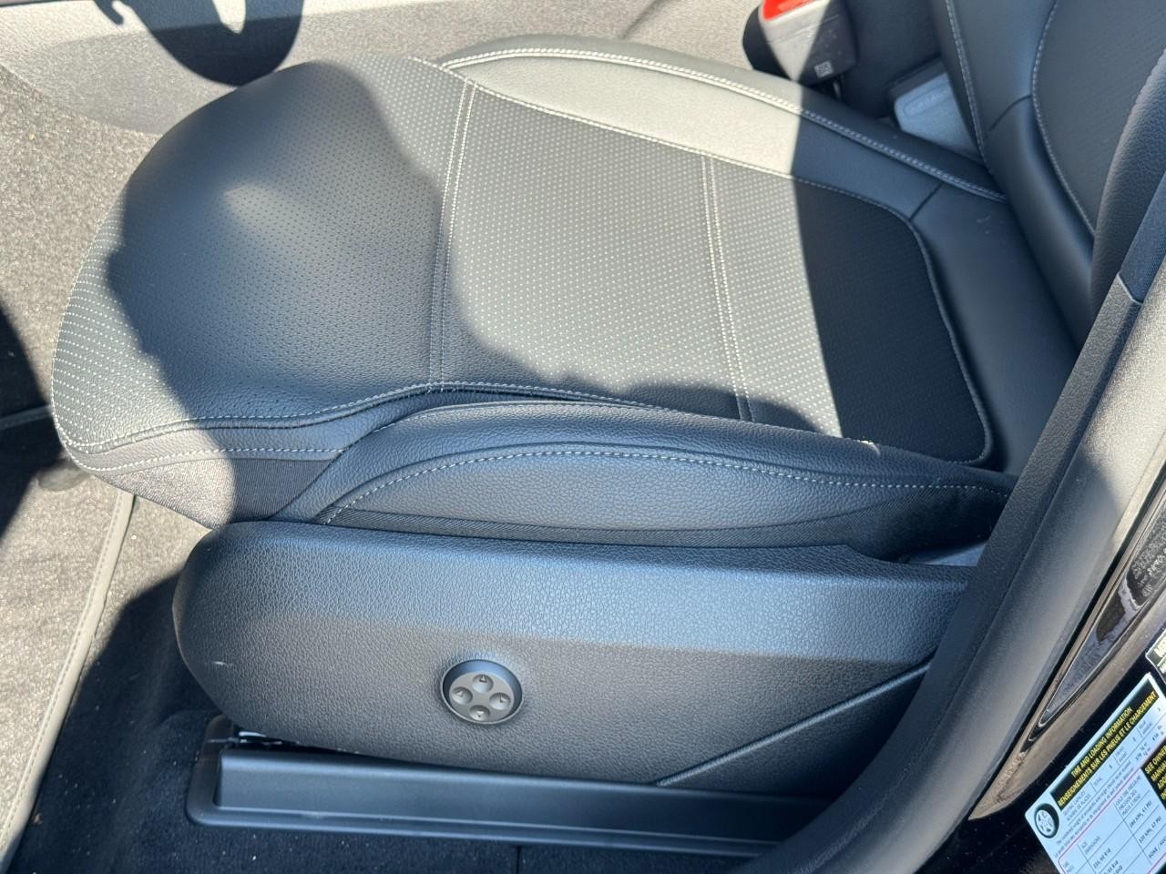 Mercedes-Benz GLC Vehicle Full-screen Gallery Image 30