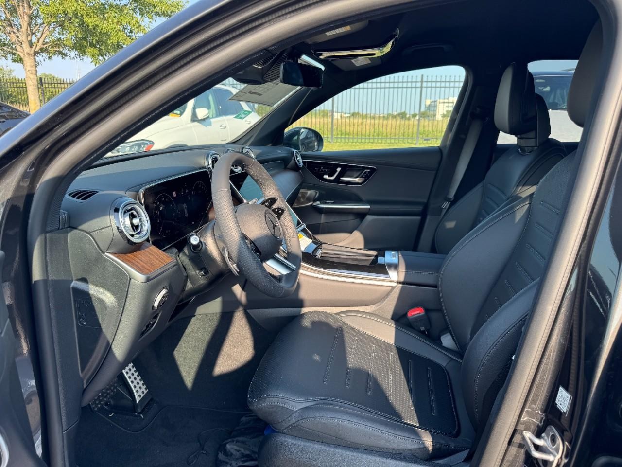 Mercedes-Benz GLC Vehicle Full-screen Gallery Image 9