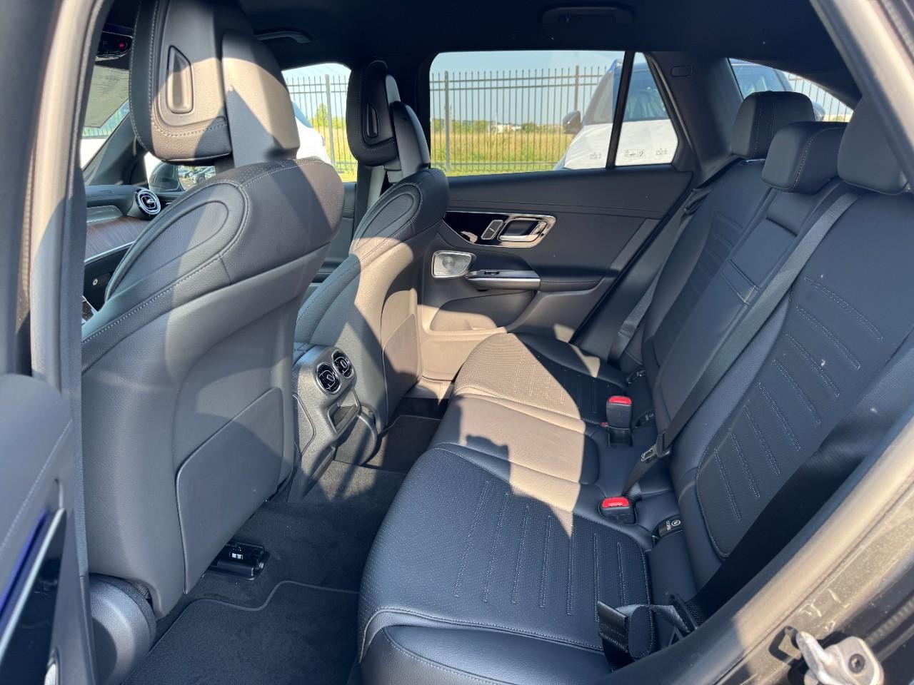 Mercedes-Benz GLC Vehicle Full-screen Gallery Image 10