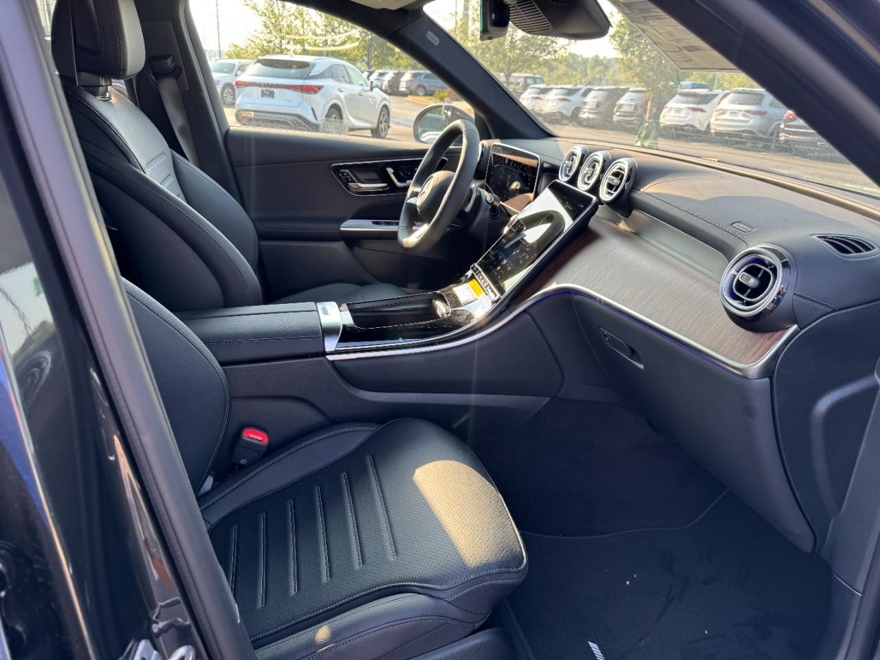 Mercedes-Benz GLC Vehicle Full-screen Gallery Image 11