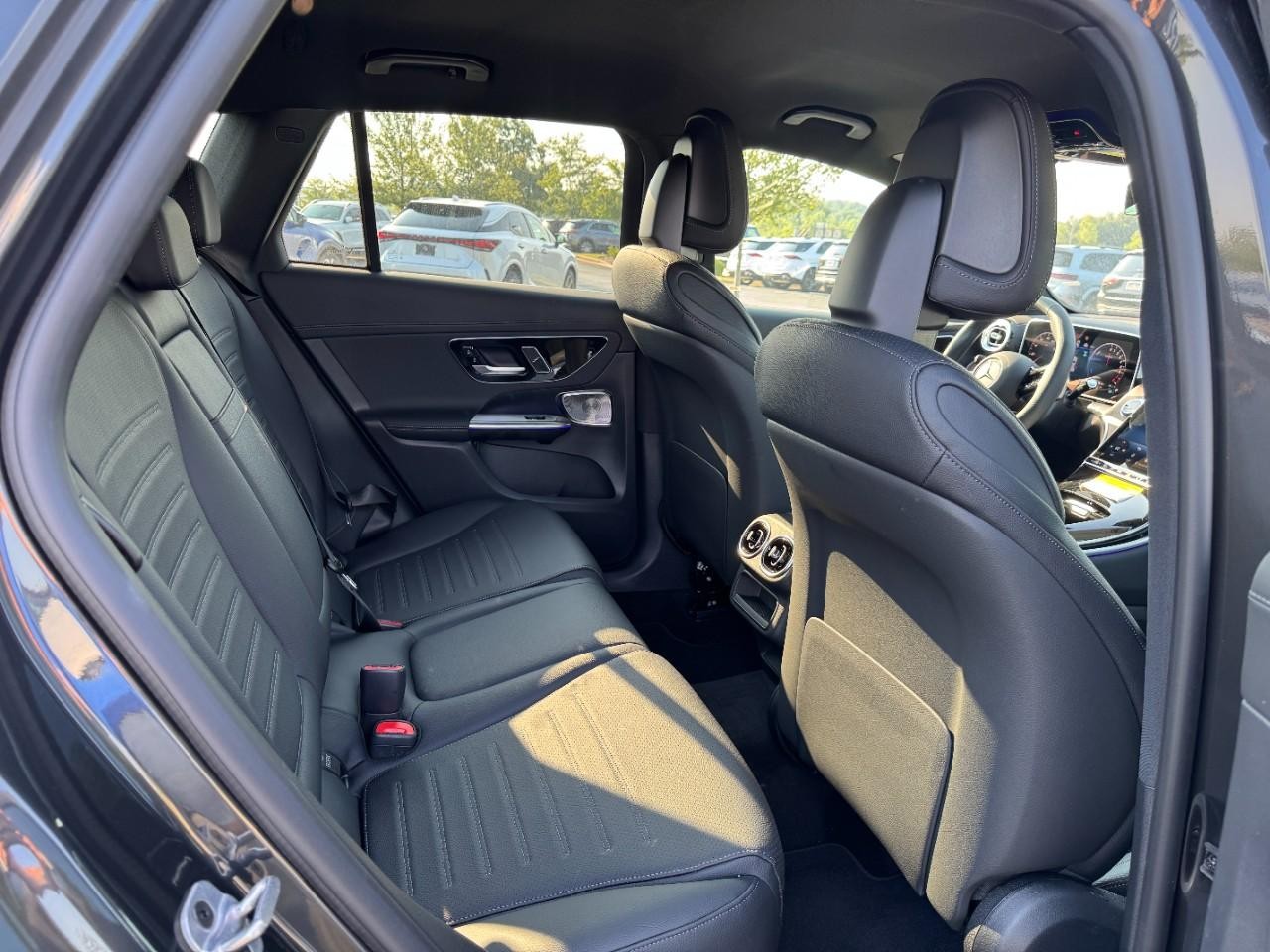 Mercedes-Benz GLC Vehicle Full-screen Gallery Image 12