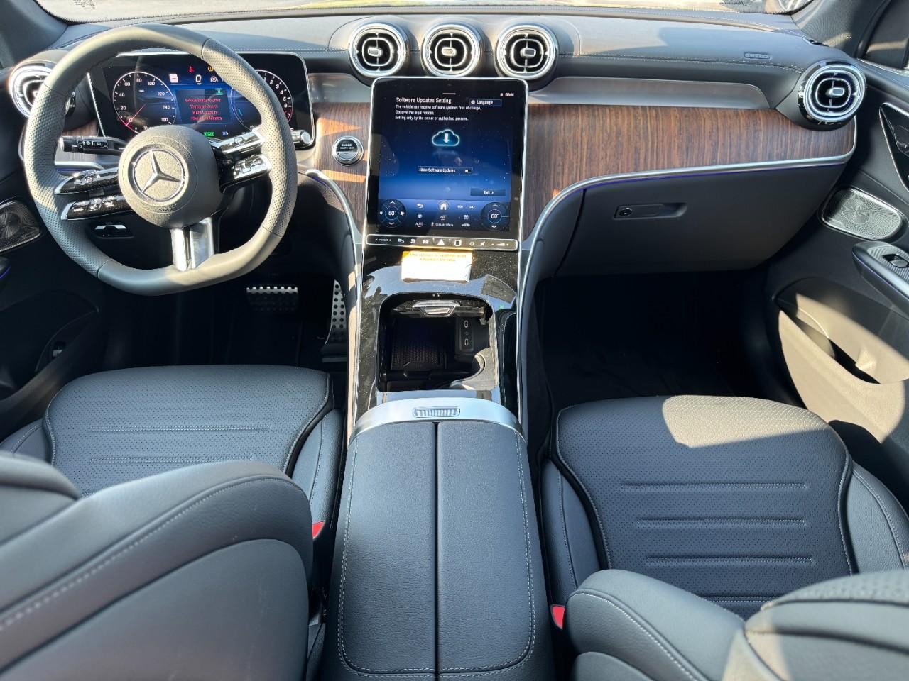 Mercedes-Benz GLC Vehicle Full-screen Gallery Image 13