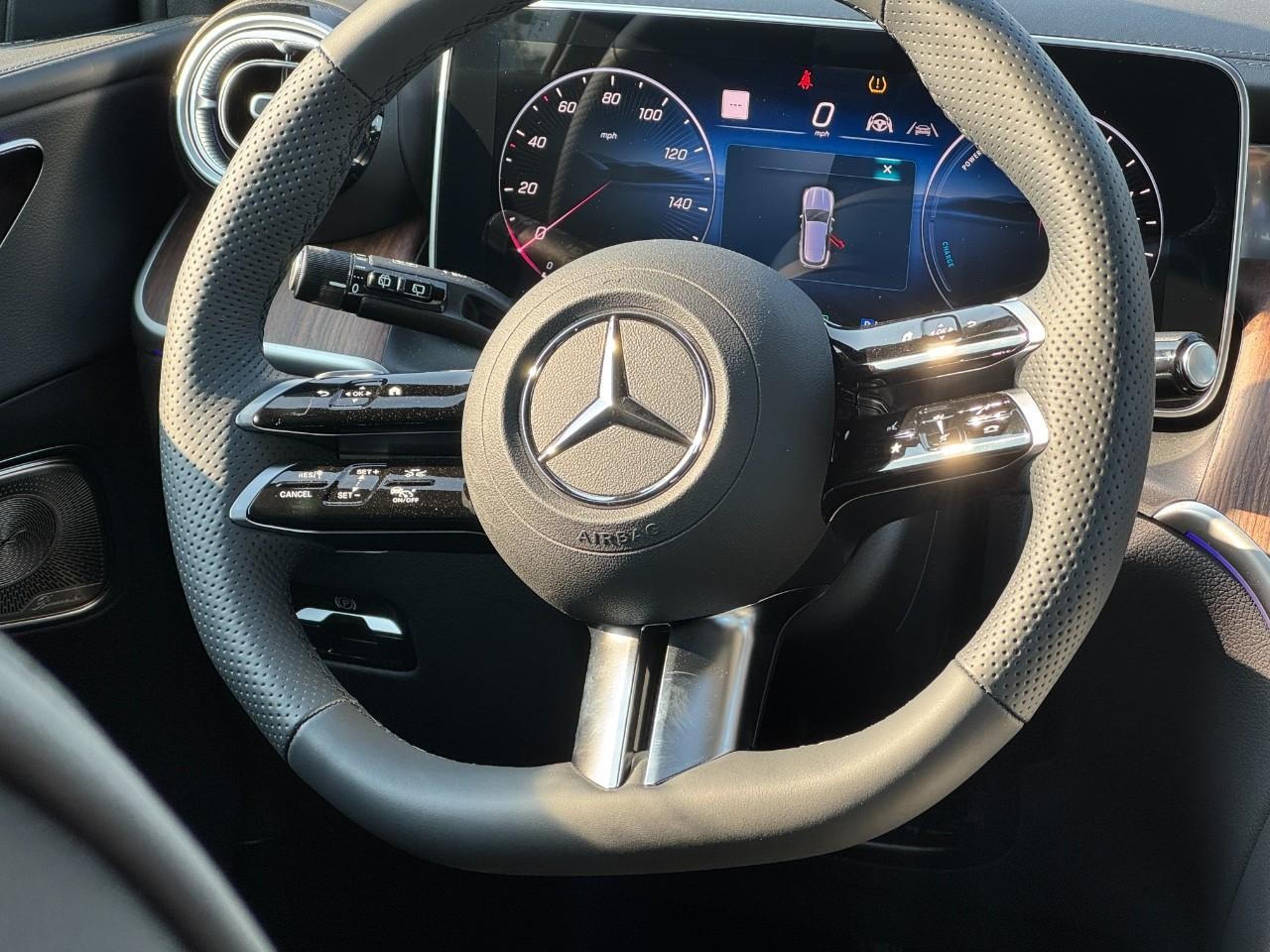 Mercedes-Benz GLC Vehicle Full-screen Gallery Image 14