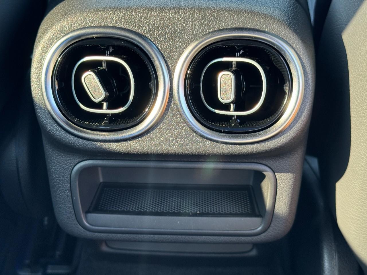 Mercedes-Benz GLC Vehicle Full-screen Gallery Image 17