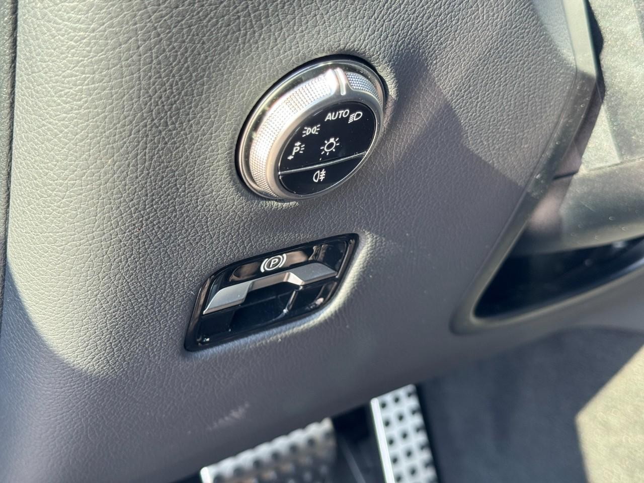 Mercedes-Benz GLC Vehicle Full-screen Gallery Image 18