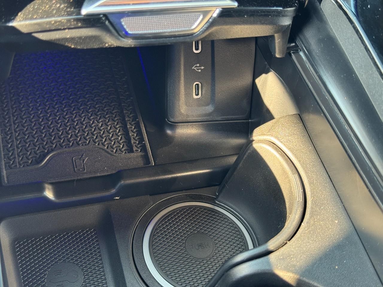 Mercedes-Benz GLC Vehicle Full-screen Gallery Image 23