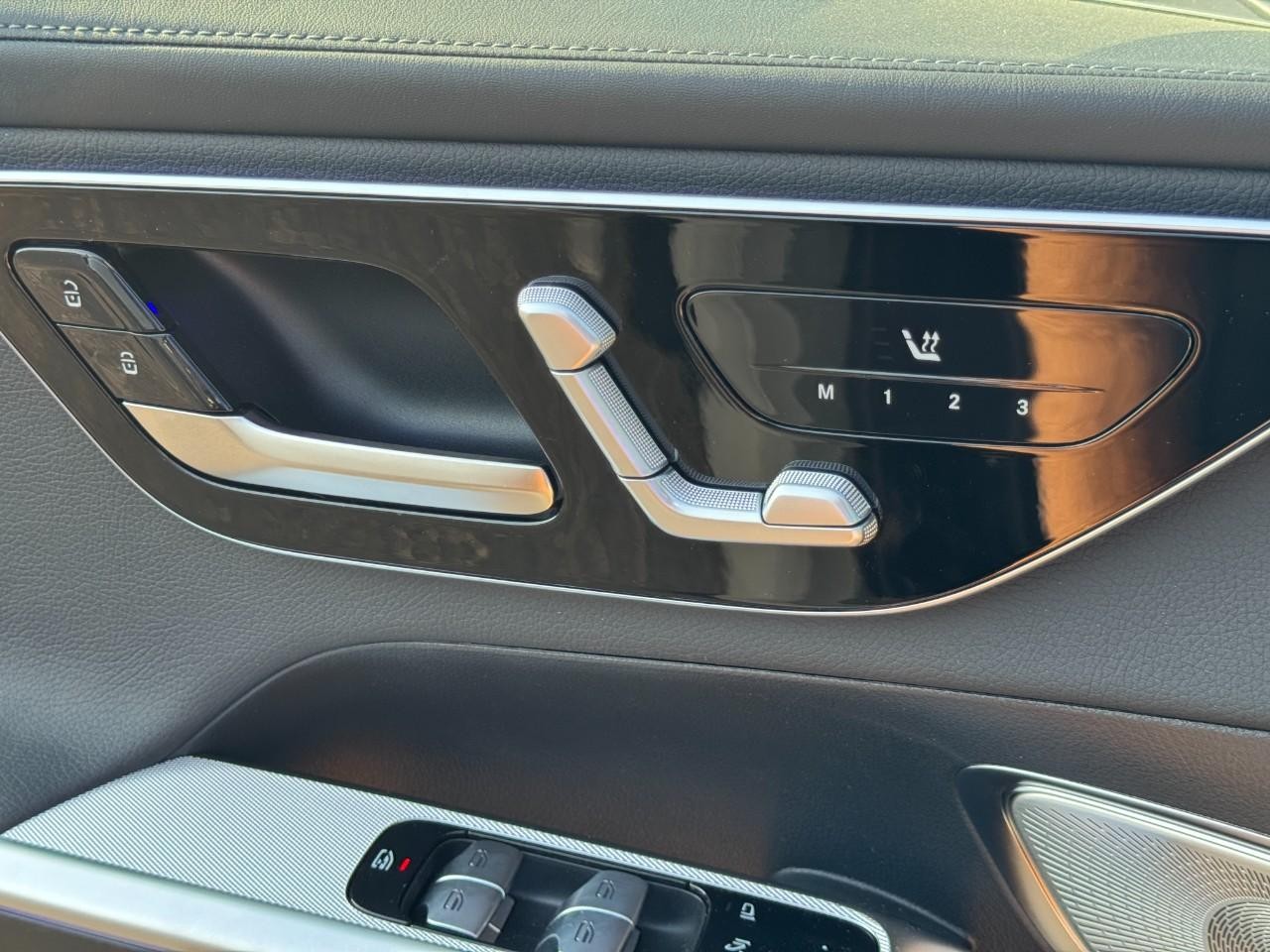 Mercedes-Benz GLC Vehicle Full-screen Gallery Image 24