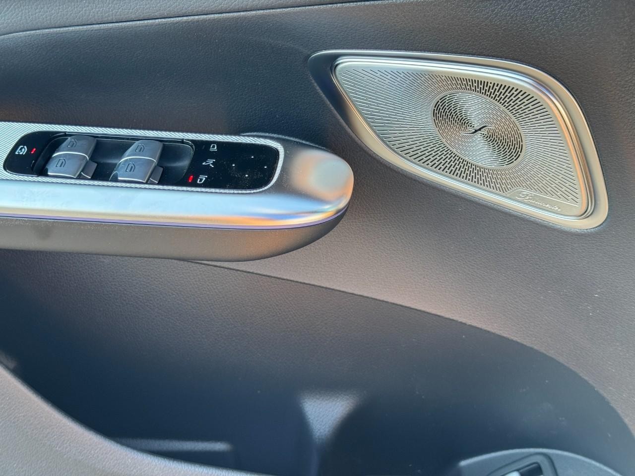 Mercedes-Benz GLC Vehicle Full-screen Gallery Image 25