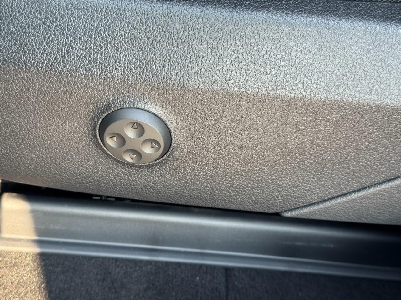 Mercedes-Benz GLC Vehicle Full-screen Gallery Image 26