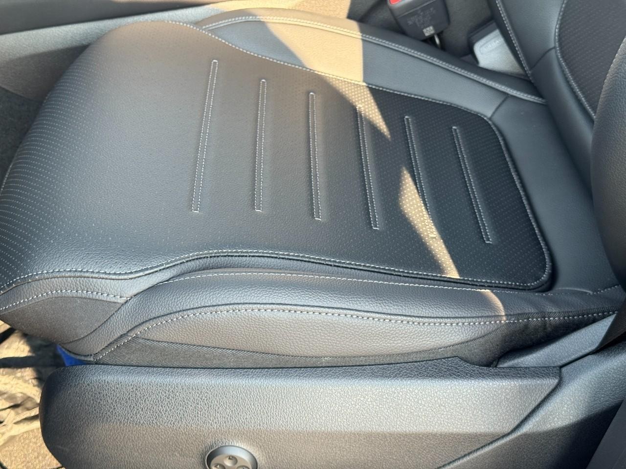 Mercedes-Benz GLC Vehicle Full-screen Gallery Image 27