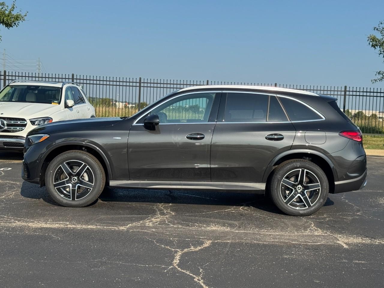 Mercedes-Benz GLC Vehicle Full-screen Gallery Image 30
