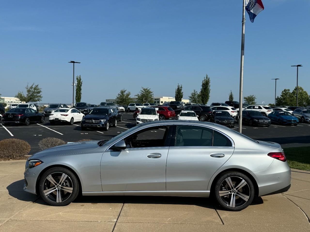 Mercedes-Benz C-Class Vehicle Full-screen Gallery Image 2