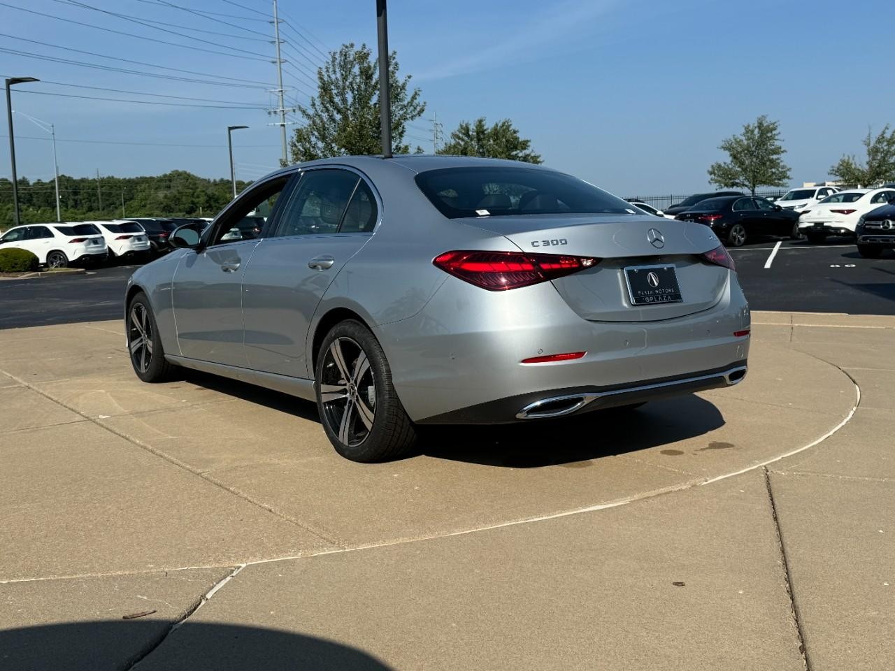 Mercedes-Benz C-Class Vehicle Full-screen Gallery Image 3