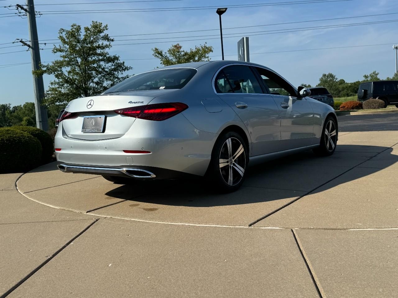 Mercedes-Benz C-Class Vehicle Full-screen Gallery Image 4