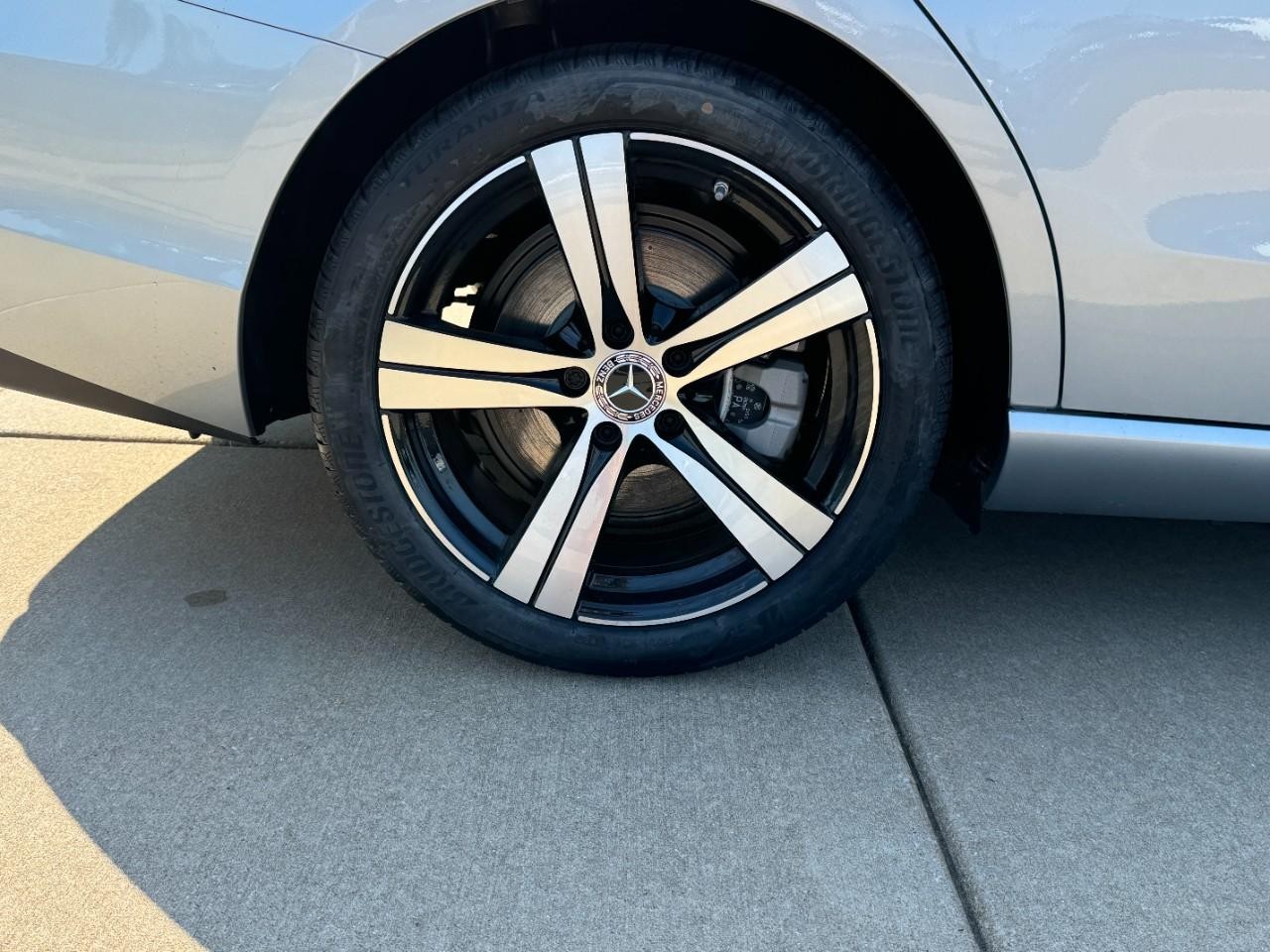 Mercedes-Benz C-Class Vehicle Full-screen Gallery Image 5