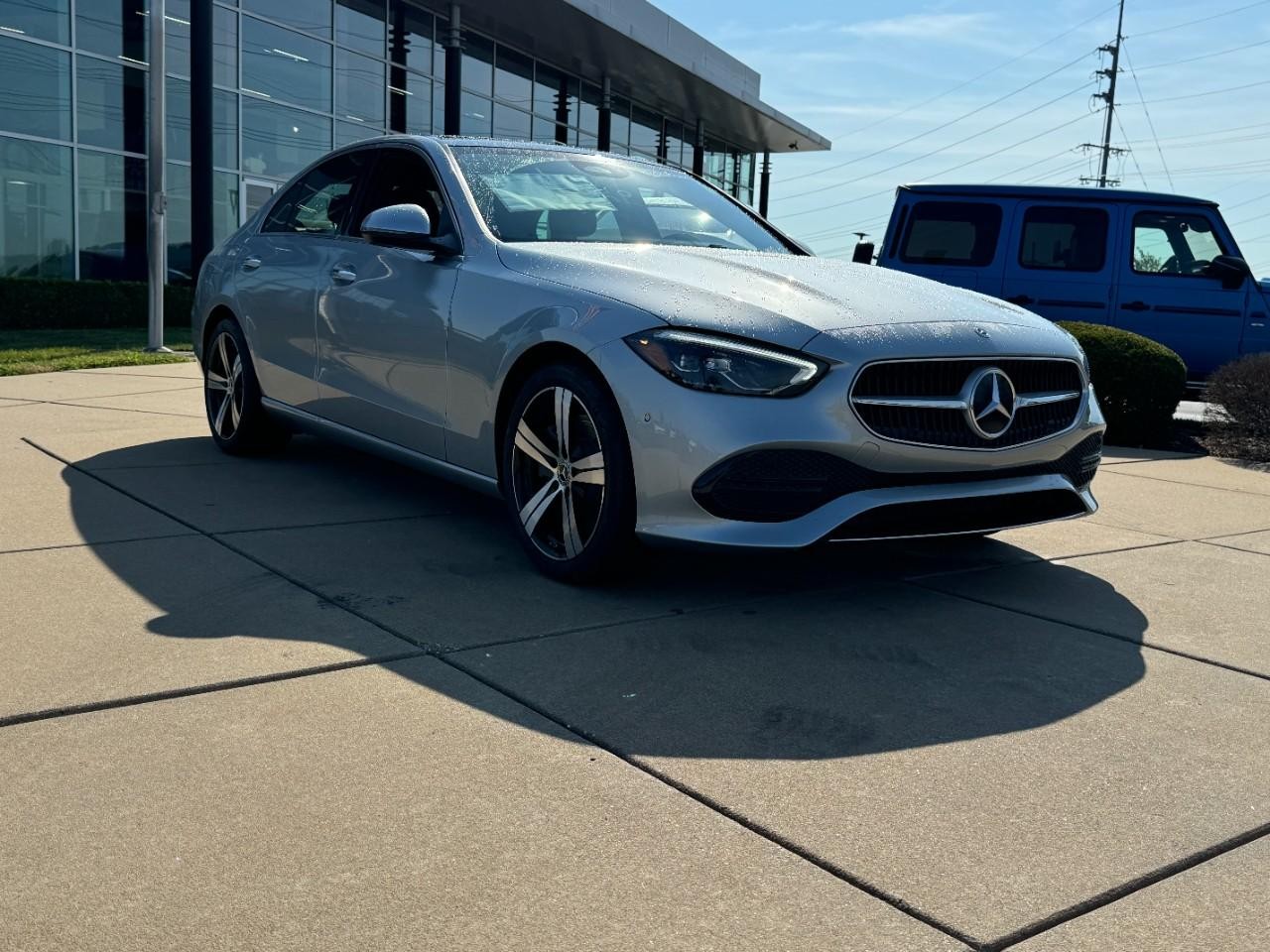 Mercedes-Benz C-Class Vehicle Full-screen Gallery Image 6