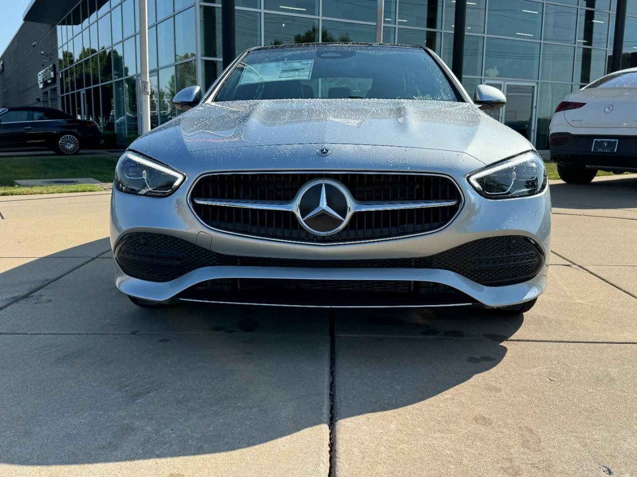 Mercedes-Benz C-Class Vehicle Full-screen Gallery Image 7