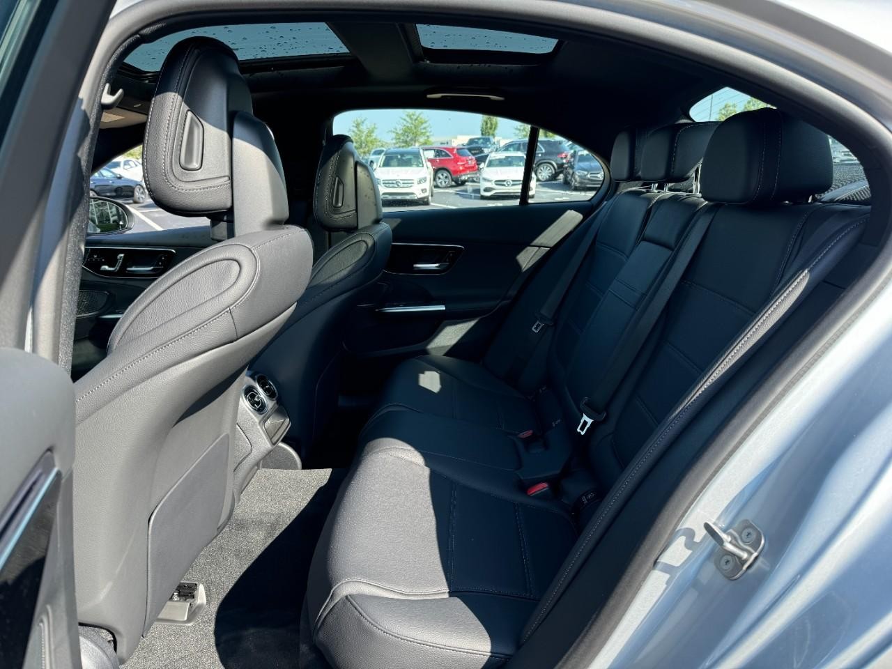 Mercedes-Benz C-Class Vehicle Full-screen Gallery Image 8