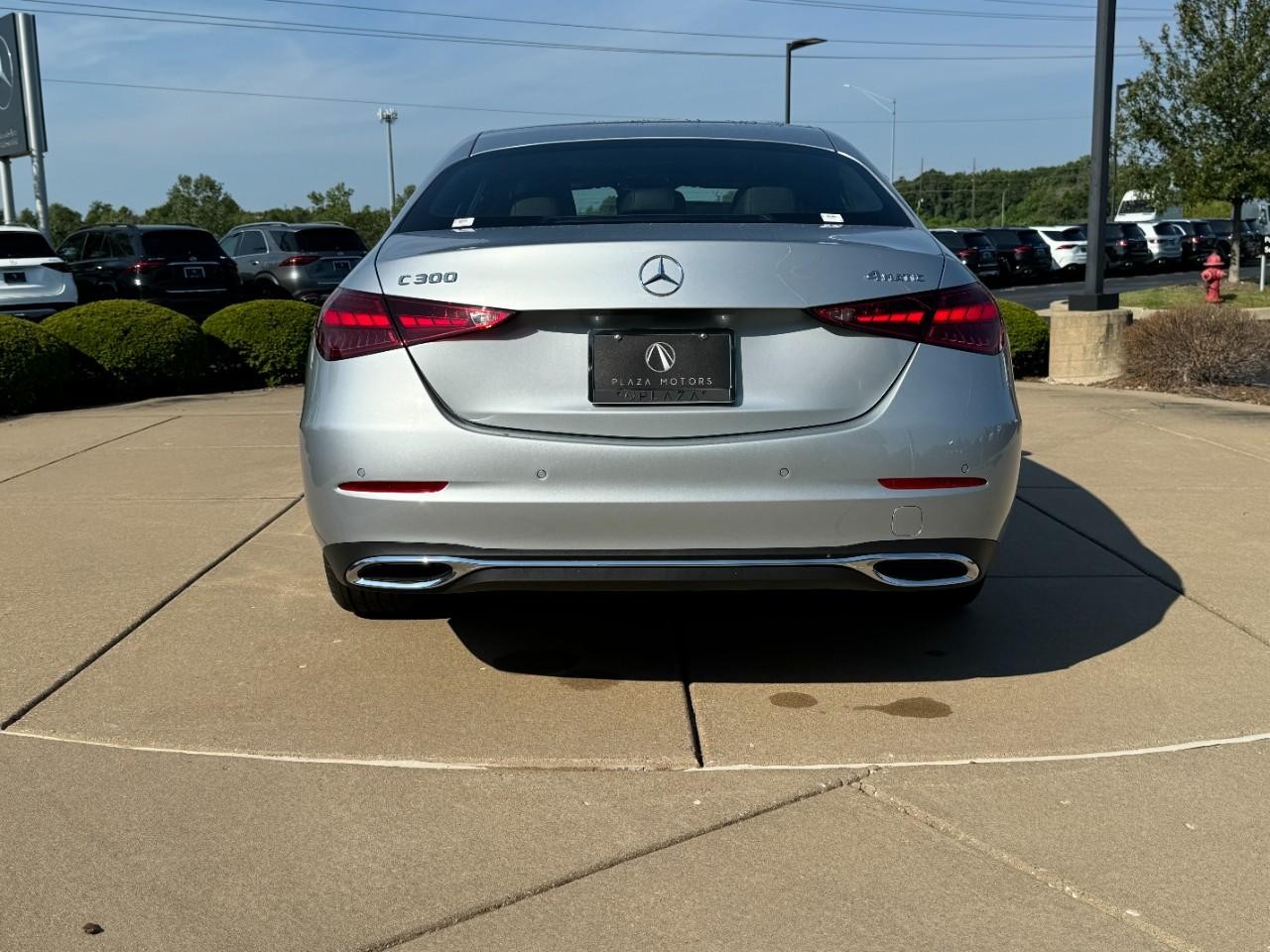 Mercedes-Benz C-Class Vehicle Full-screen Gallery Image 9