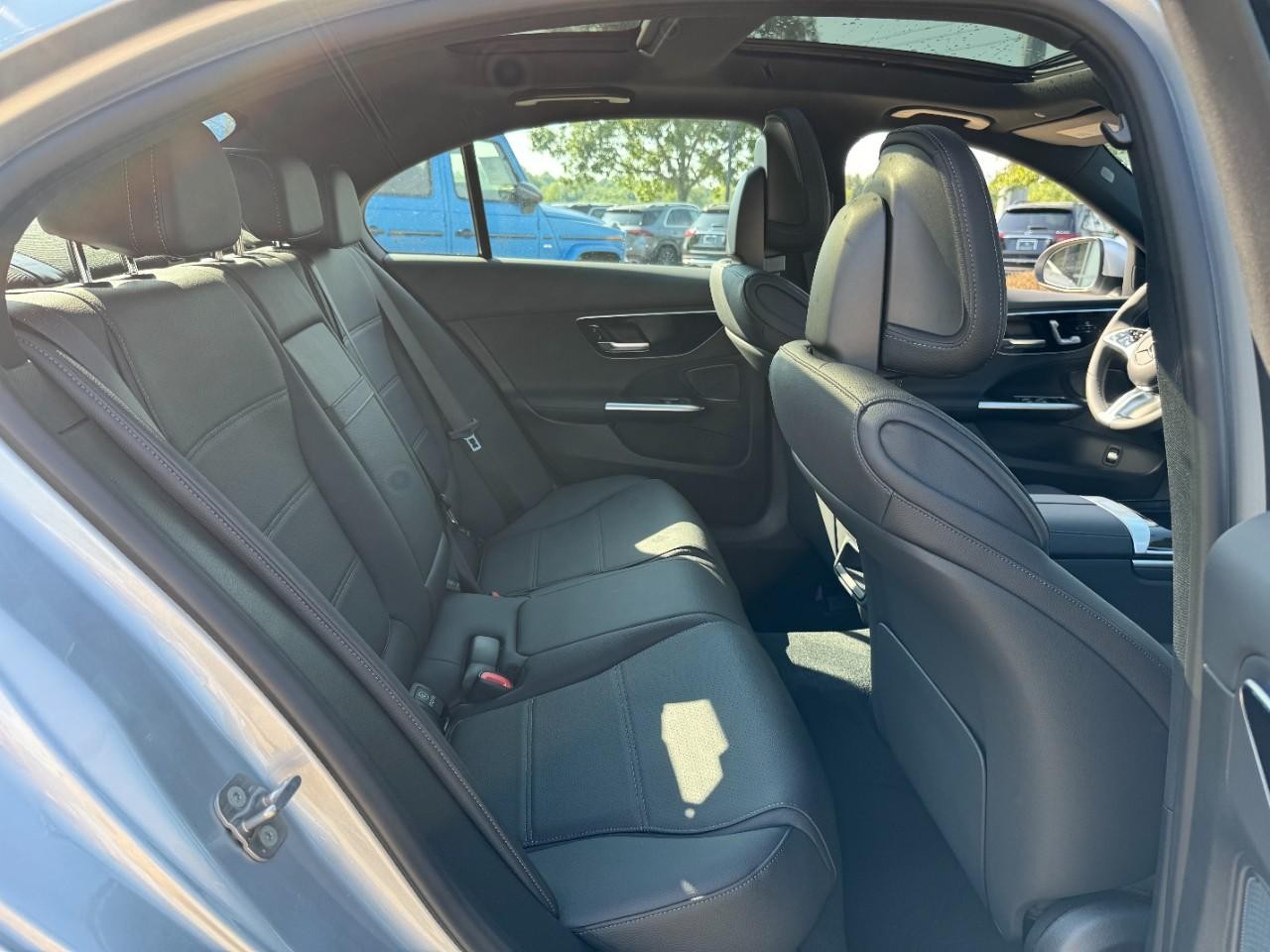 Mercedes-Benz C-Class Vehicle Full-screen Gallery Image 10