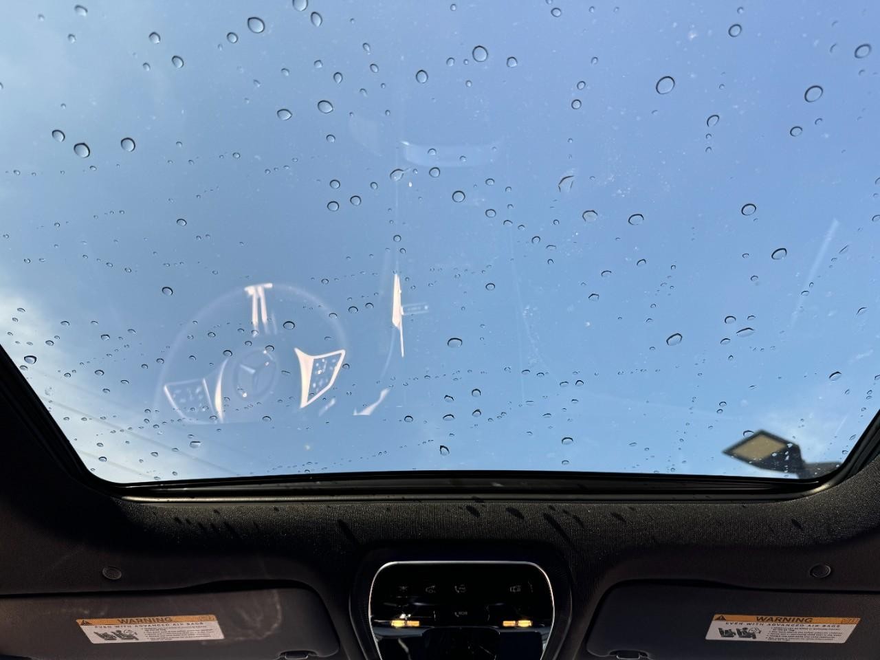 Mercedes-Benz C-Class Vehicle Full-screen Gallery Image 11