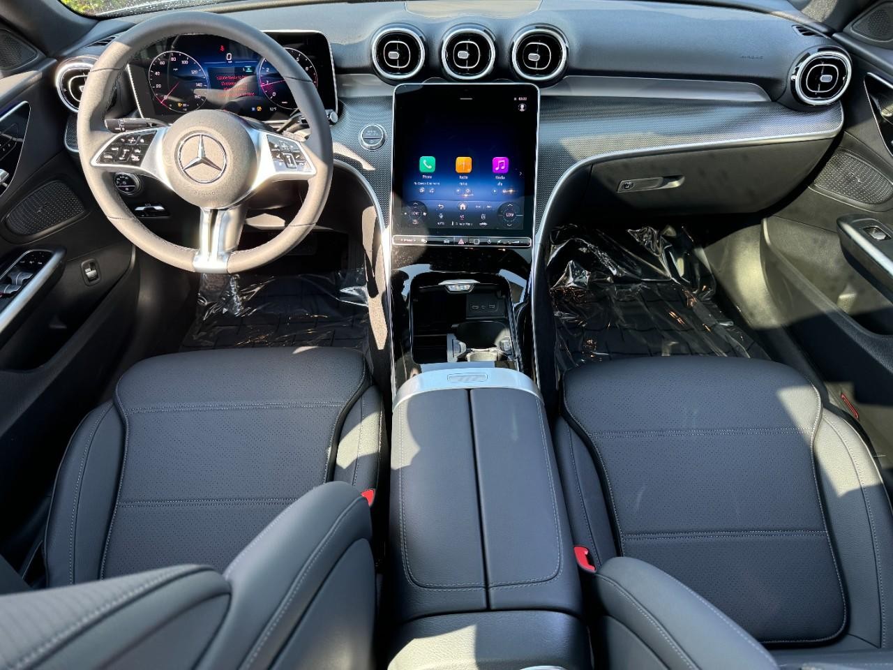 Mercedes-Benz C-Class Vehicle Full-screen Gallery Image 12