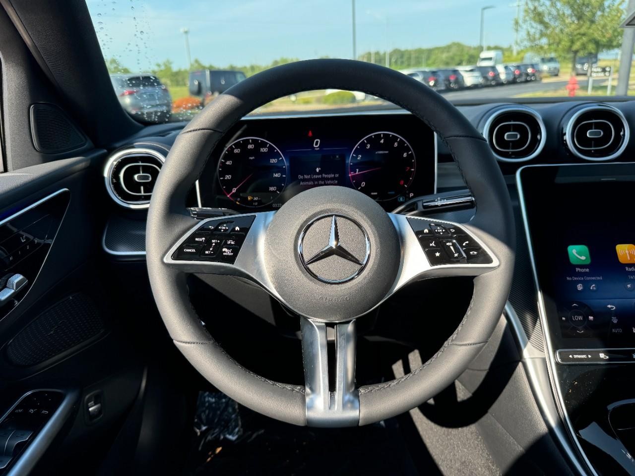 Mercedes-Benz C-Class Vehicle Full-screen Gallery Image 13