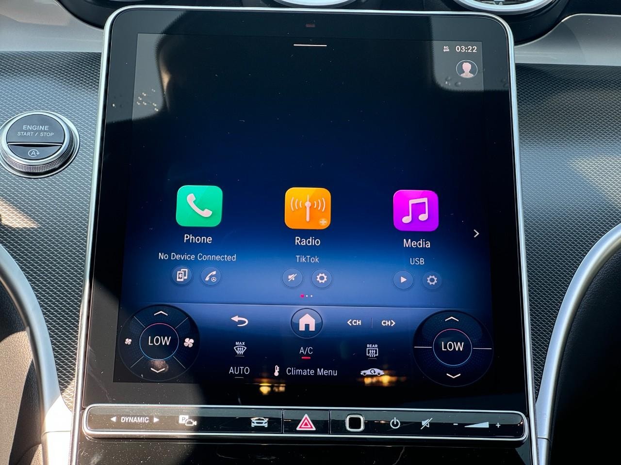 Mercedes-Benz C-Class Vehicle Full-screen Gallery Image 14