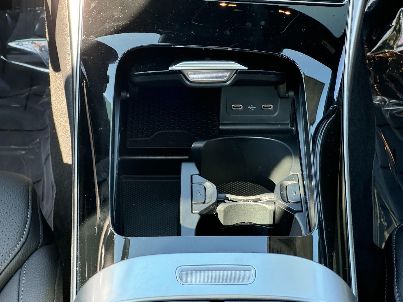 Mercedes-Benz C-Class Vehicle Full-screen Gallery Image 15