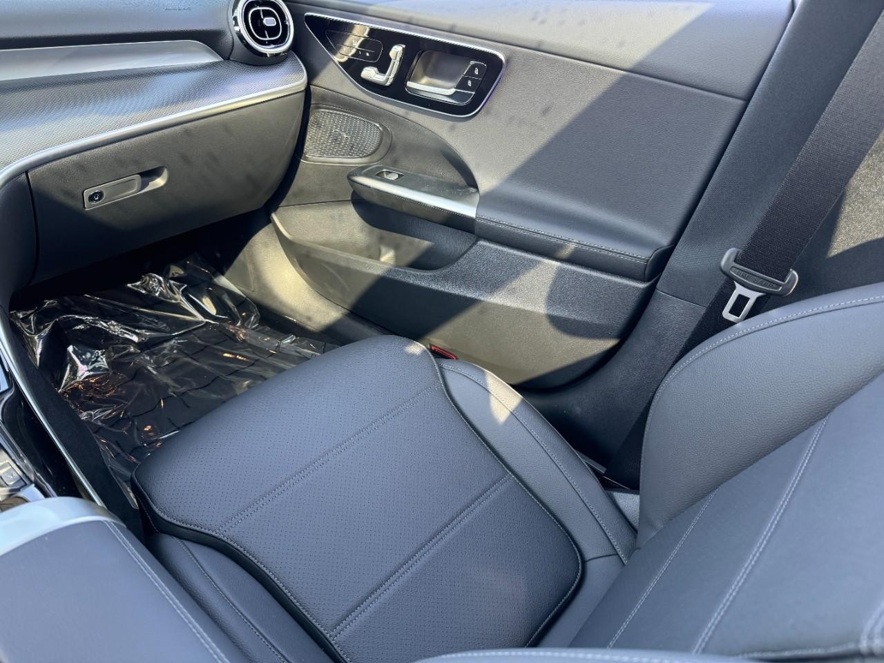 Mercedes-Benz C-Class Vehicle Full-screen Gallery Image 16