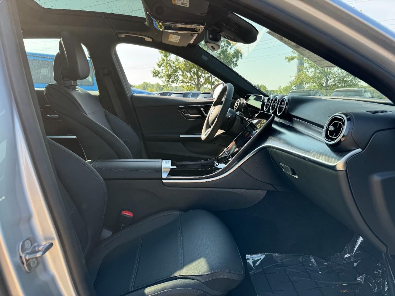 Mercedes-Benz C-Class Vehicle Full-screen Gallery Image 17