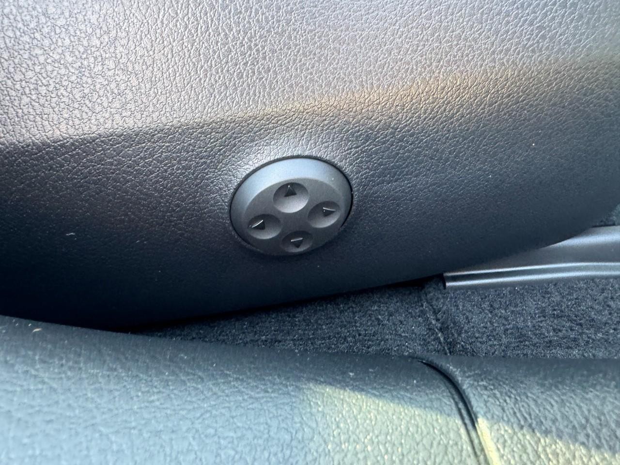 Mercedes-Benz C-Class Vehicle Full-screen Gallery Image 19