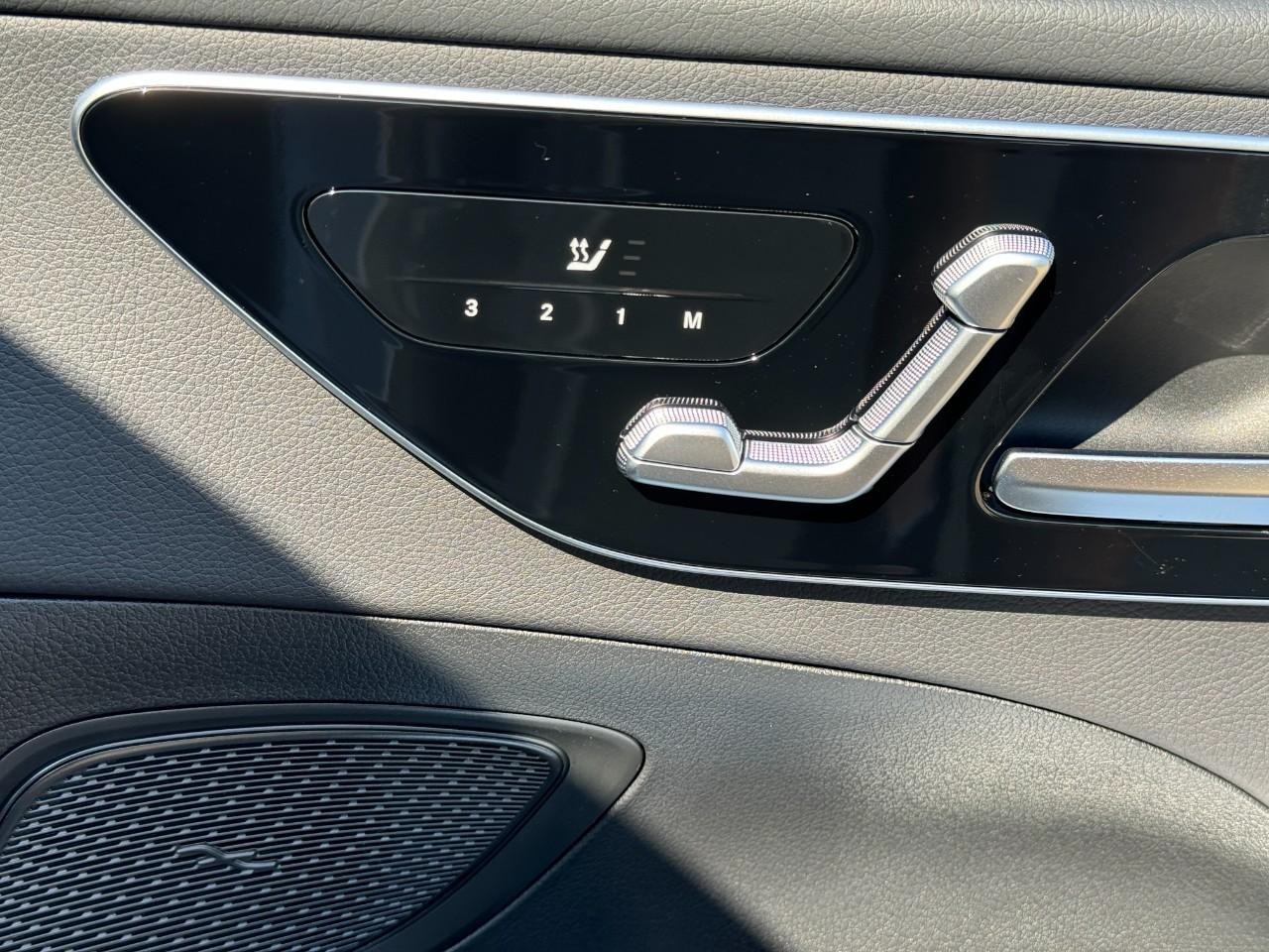 Mercedes-Benz C-Class Vehicle Full-screen Gallery Image 20