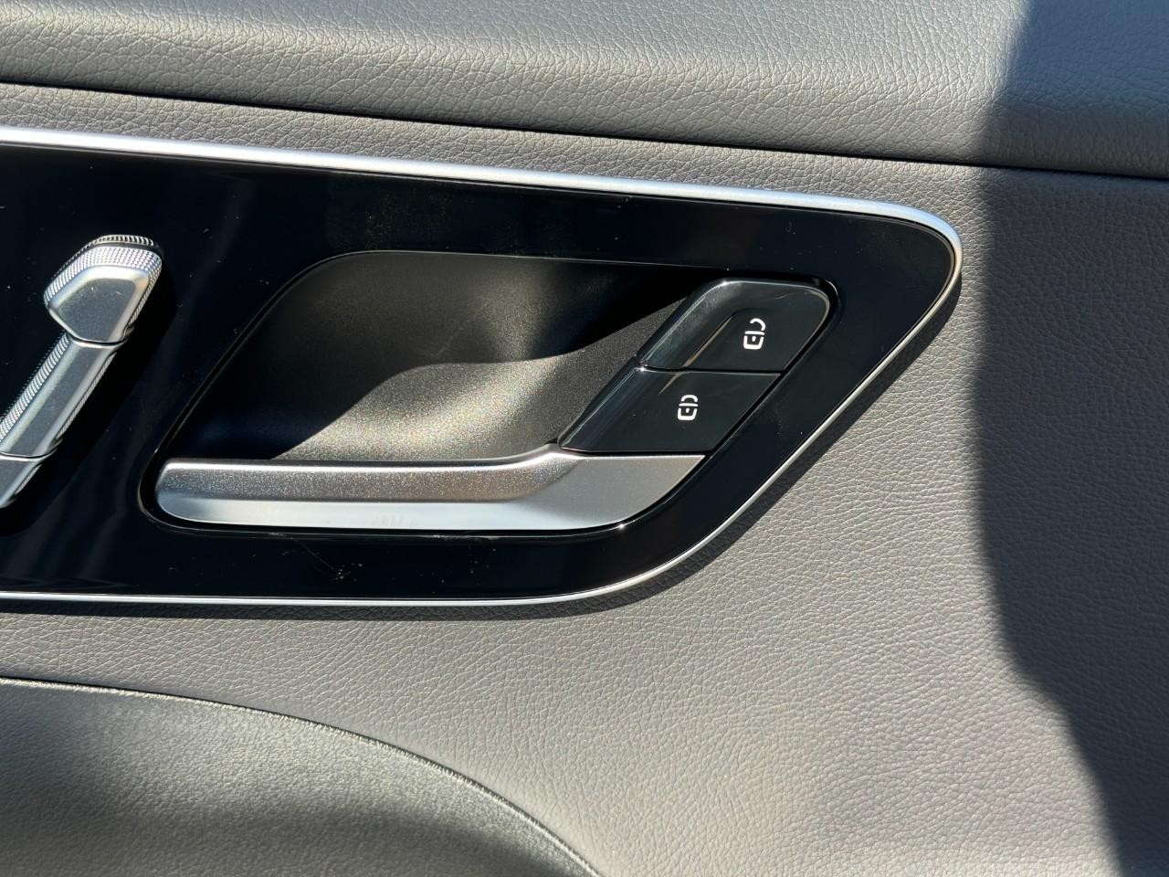 Mercedes-Benz C-Class Vehicle Full-screen Gallery Image 21