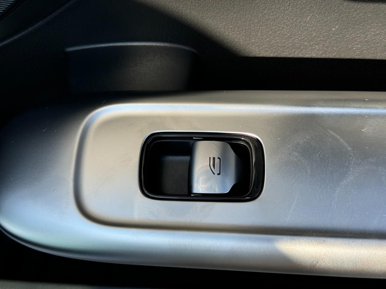 Mercedes-Benz C-Class Vehicle Full-screen Gallery Image 22